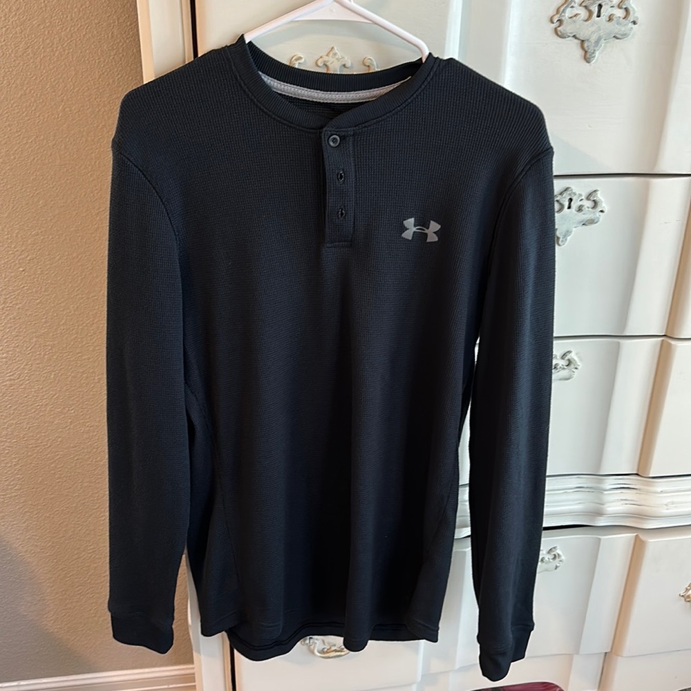 Under Armour like-new men small long-sleeved shirt loose